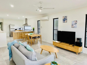 DAYDREAMING Airlie Beach, Water views & only 200m to boardwalk. Cannonvale